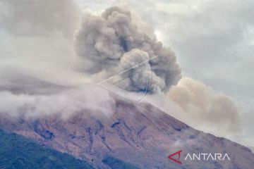 Gunung Kerinci kembali erupsi arah abu condong ke timur dan tenggara