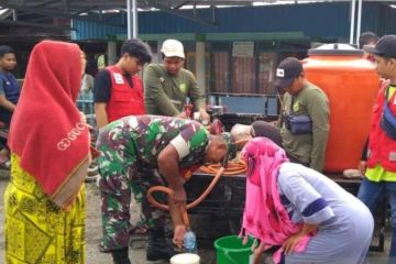 PMI Tapin bagikan 2.000 liter disinfektan cegah penyakit pascabanjir
