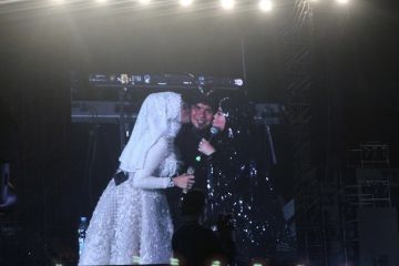 Elvy Sukaesih duet bareng Mulan dan cium Ahmad Dhani di konser Dewa 19