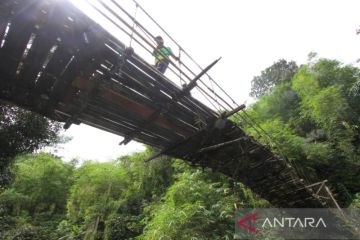Jembatan gantung di Hulu Sungai Selatan rusak
