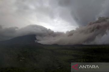 Gunung Semeru erupsi disertai awan panas guguran sejauh 6 km