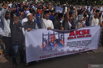 Pria tak dikenal lempar Quran di depan Turkish House di New York