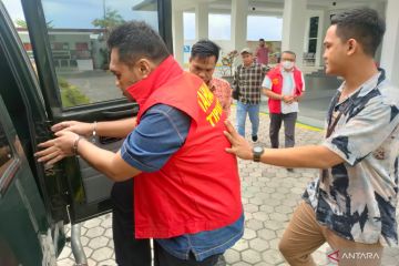 Jaksa perpanjang penahanan dua tersangka korupsi dana KUR di Lombok