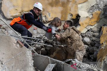 Tim penyelamat masih berjuang cari korban terjebak reruntuhan gempa Turki