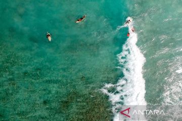 Pantai ini jadi spot menarik bagi peselancar pemula