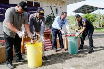 Bea Cukai Bali Nusra musnahkan minol dan rokok ilegal