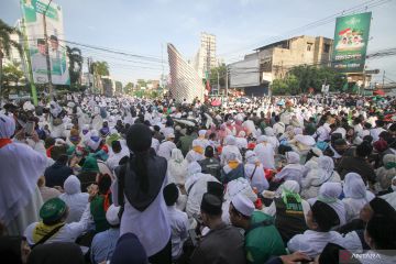 Warga nahdliyin padati jalan depan Gelora Delta Sidoarjo