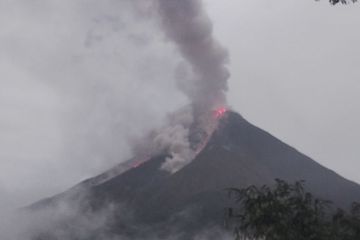 Gunung Karangetang muntahkan 145 juta meter kubik magma