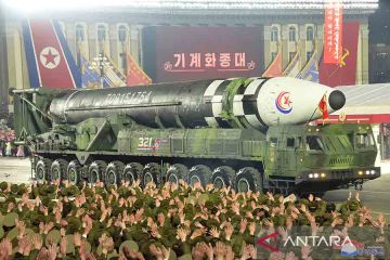 Korut  tampilkan rudal balistik dan nuklir taktis pada parade militer