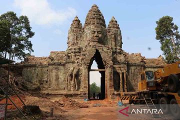 Renovasi Gerbang Takav di Taman Arkeologi Angkor
