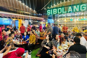 Presiden Jokowi makan durian bersama para pemred di Medan