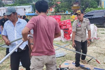 Hindari dampak gempa susulan, warga Kota Jayapura tidur di tenda