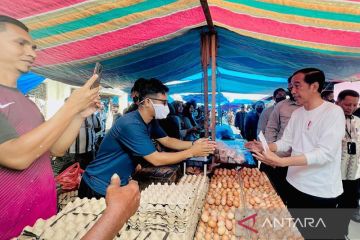 Presiden cek harga sambil belanja di Pasar Batuphat Timur Aceh