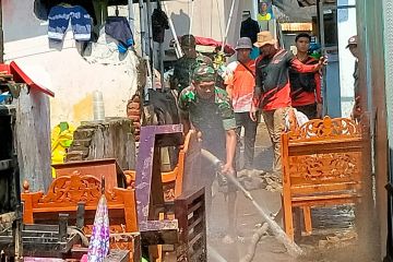 TRC-BPBD Banyuwangi bantu warga bersihkan lumpur usai banjir