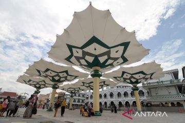 Wisata payung Madinah di Masjid Agung Al-Anwar Pasuruan