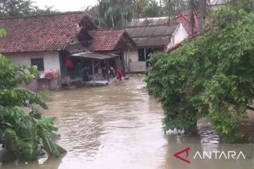 Sungai meluap, 130 rumah di Kabupaten Bekasi terendam banjir