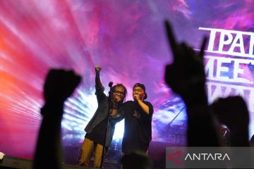 Aksi panggung Ipang dan Iwa K saat konser di Malang