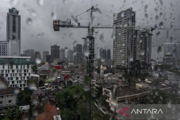 Hujan ringan hingga lebat diprakirakan turun di sejumlah kota besar