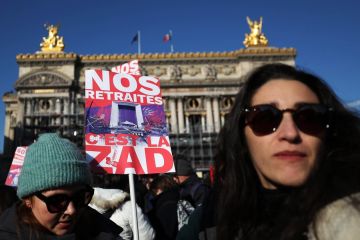 Unjuk rasa menentang reformasi pensiun di Prancis terus berlanjut