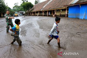 Lumpur sisa banjir di halaman sekolah