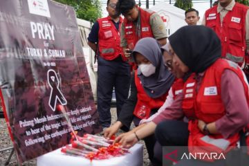 Relawan PMI gelar doa bersama dan tabur bunga untuk Turki