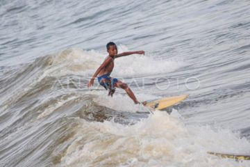 Berselancar di Pantai Zakat Bengkulu