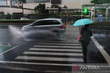 Hujan lebat sebabkan genangan di tiga ruas jalan di Jakarta