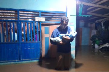 Warga korban banjir Gorontalo Utara mengungsi ke tempat aman