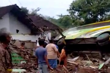 Sebuah bus terguling di Prigen Pasuruan