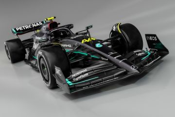 Mercedes W14 kembali dengan warna hitam untuk F1 2023