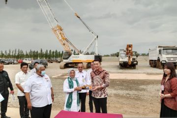 Menaker terima bantuan alat berat dari VDNI dan OSS untuk BPVP Sultra