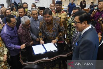 Kemarin, pesan Jokowi untuk WWF hingga Perppu Ciptaker beri kepastian