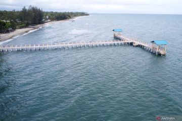 MENGUNJUNGI PANTAI LIBUO PAGUAT