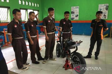 Pelajar SMKN 1 Rejang Lebong berhasil rakit sepeda motor listrik