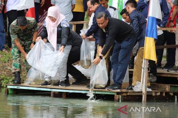 Pemkot Jaksel sebar 15 ribu benih ikan nila di Waduk Komplek PN Timah