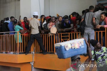 Warga Haiti antre mengurus pembuatan paspor