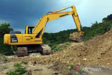 Pemerintah Kabupaten Kupang mulai bersihkan longsoran di Takari