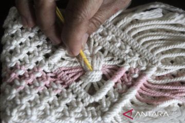 Kerajinan simpul tali di Malang