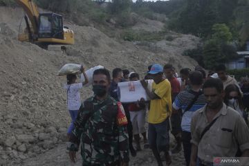 Warga terpaksa gotong jenazah PMI lewati jalur longsor Takari