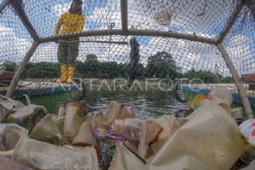 Sampah di Danau Sipin Jambi
