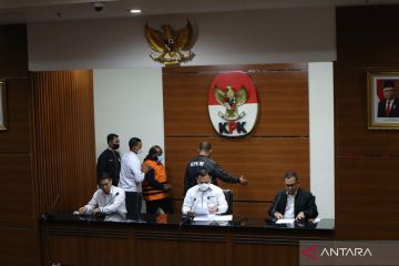 KPK tahan dan sematkan rompi oranye ke Bupati Mamberamo Tengah