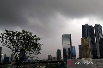 Hujan disertai petir melanda tiga wilayah DKI Jakarta Senin siang