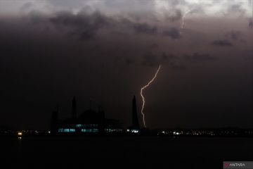 WASPADA ANCAMAN PETIR DAN ANGIN KENCANG