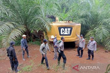 Tim Konsorsium-Polisi temukan alat berat dalam hutan Mukomuko