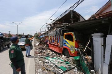 Truk Tabrak Rumah