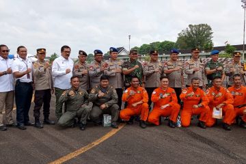 Kapolri beri cinderamata kepada crew helikopter evakuasi Kapolda Jambi