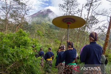 Abdi dalem Keraton Yogyakarta gelar upacara Labuhan Merapi