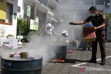 Kejaksaan Negeri Denpasar musnahkan barang bukti berbagai perkara