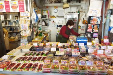 Manjakan lidah dengan kuliner laut Jepang di Tsukiji Fish Market