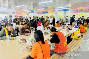 Presiden Jokowi makan siang dan beri sepeda untuk pekerja proyek IKN